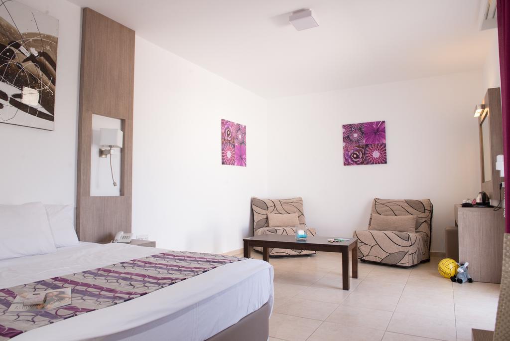 New Famagusta Hotel&Suites Ayia Napa Værelse billede