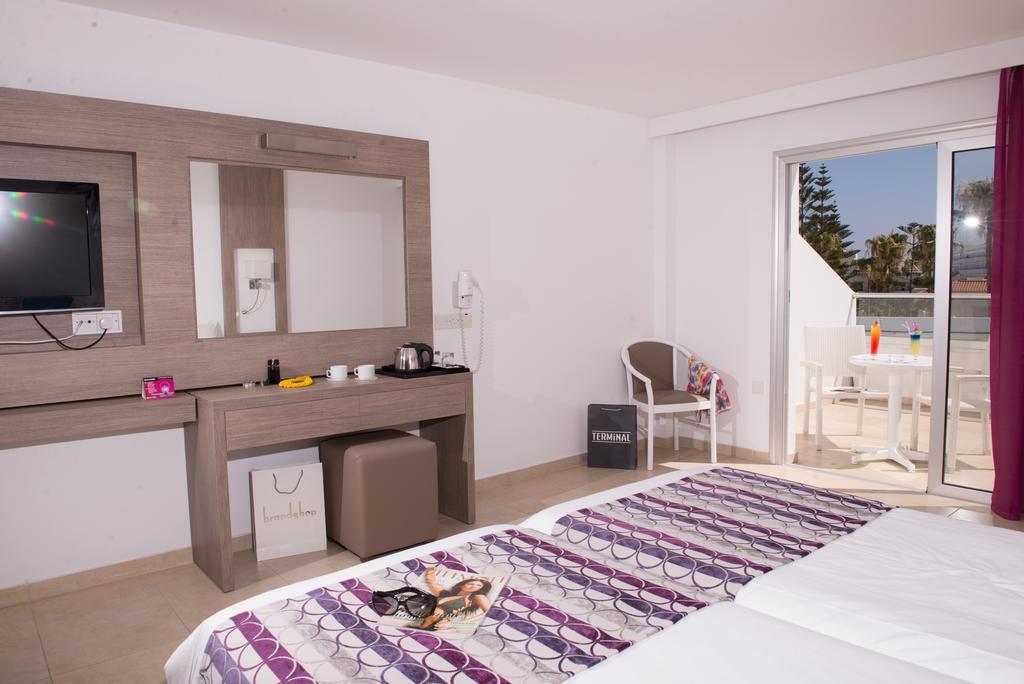 New Famagusta Hotel&Suites Ayia Napa Værelse billede